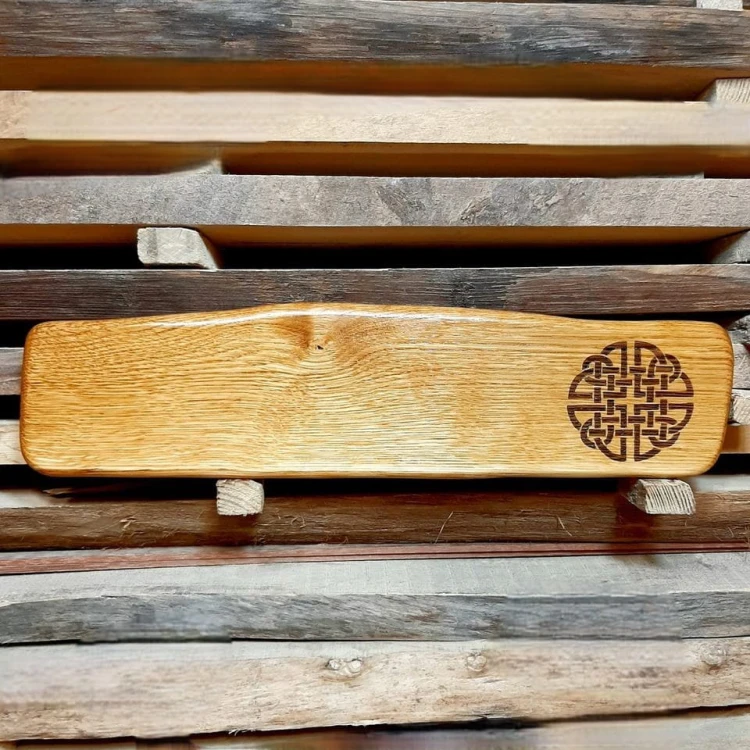 Deska drewniana do serwowana ozdobna
deska do podawania serów dębowa
deska do podawania przekąsek dębowa
deska do podawania przystawek 
na desce jest wypalony Węzeł Dara. Wymiary deski - 12x47 cm