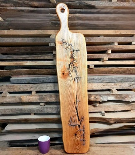 Deska drewniana do krojenia ozdobna
deska do krojenia i serwowania jesionowa
deska do podawania przekąsek z jesionu
deska do krojenia ozdobna drewniana. Wymiary deski - 99x20 cm