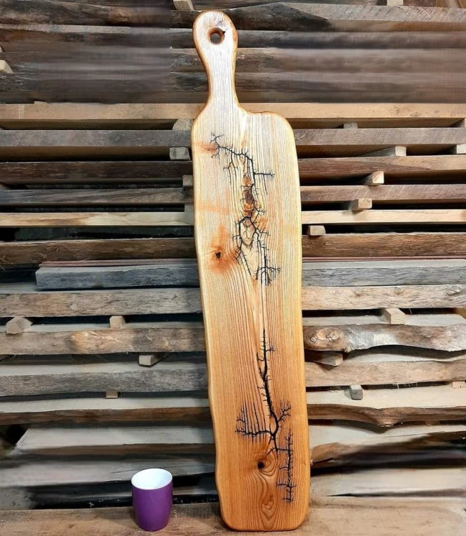 Deska drewniana do krojenia ozdobna
deska do krojenia i serwowania jesionowa
deska do podawania przekąsek z jesionu
deska do krojenia ozdobna drewniana. Wymiary deski - 99x20 cm