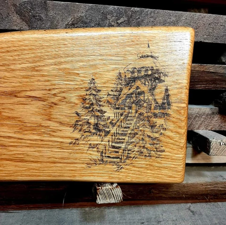 Deska drewniana do krojenia dębowa
deska do krojenia i serwowania dębowa
deska do podawania przekąsek dębowa 
deska do krojenia ozdobna dębowa
na desce jest wypalony domek w górach