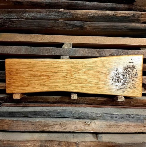 Deska drewniana do krojenia ozdobna
deska do krojenia i serwowania
deska do podawania przekąsek
deska do krojenia ozdobna
na desce jest wypalony domek w górach