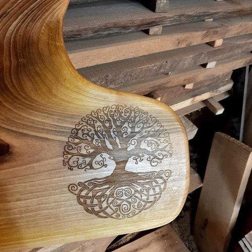 Deska drewniana do serwowania z orzecha włoskiego
deska do podawania serów , wędlin oraz przekąsek
deska drewniana z orzecha  włoskiego ozdobna
deska do podawania przystawek orzech włoski. Wymiary deski - 49x30 cm