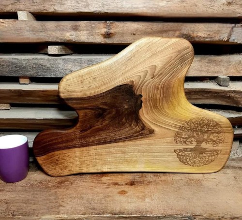 Deska drewniana do serwowania ozdobna
deska do podawania serów z orzecha włoskiego 
deska do podawania przekąsek orzech włoski
deska do podawania przystawek orzech włoski. Wymiary deski - 49x30 cm