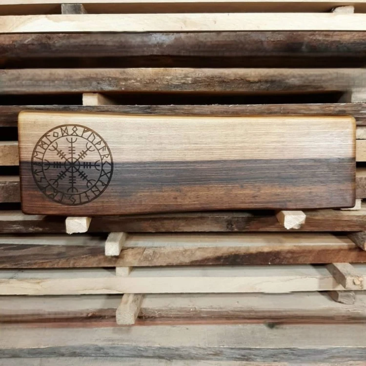 Deska drewniana do serwowania ozdobna
deska do podawania serów z orzecha włoskiego 
deska do podawania przekąsek orzech włoski
deska do podawania przystawek orzech włoski
deska ma wypalona runę celtycka