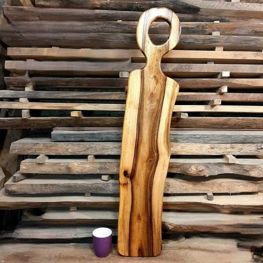 Deska drewniana do krojenia i serwowania ozdobna
deska do krojenia i podawania serów z orzecha włoskiego 
deska do krojenia i podawania przekąsek orzech włoski
deska do krojenia i podawania przystawek orzech włoski. Wymiary deski - 98x20 cm