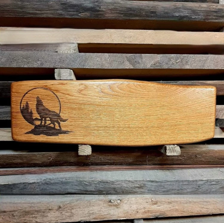 Deska drewniana do krojenia ozdobna
deska do krojenia i serwowania
deska do podawania przekąsek
deska do krojenia ozdobna
na desce jest wypalony wilk