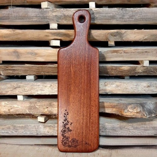Deska drewniana do krojenia ozdobna
deska do serwowania
deska do podawania przekąsek
deska do serów ozdobna
na desce jest wypalony motyw kwiatowy. Wymiary deski - 52x15 cm
