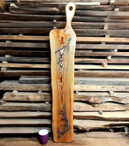 duża deska do serwowania z jesionu z rączką. Zdobienia wypalone metodą Lichtenberga czynią każdą deskę jedyną w swoim rodzaju. Rozmiar deski 108x20cm