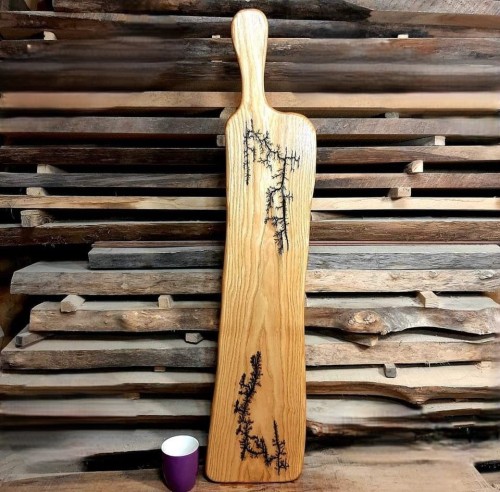 Deska drewniana do krojenia ozdobna
deska do krojenia i serwowania jesionowa
deska do podawania przekąsek z jesionu
deska do krojenia ozdobna drewniana
wymiary deski 91x22cm