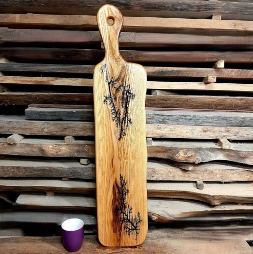 Deska drewniana do krojenia ozdobna
deska do krojenia i serwowania jesionowa
deska do podawania przekąsek z jesionu
deska do krojenia ozdobna drewniana
wymiary deski 85x18cm