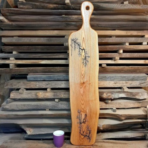 Deska drewniana do krojenia ozdobna
deska do krojenia i serwowania jesionowa
deska do podawania przekąsek z jesionu
deska do krojenia ozdobna drewniana
wymiary deski 102x21cm