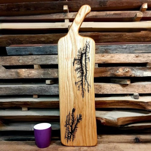 Deska drewniana do krojenia ozdobna
deska do krojenia i serwowania jesionowa
deska do podawania przekąsek z jesionu
deska do krojenia ozdobna drewniana
wymiary deski 64x17cm