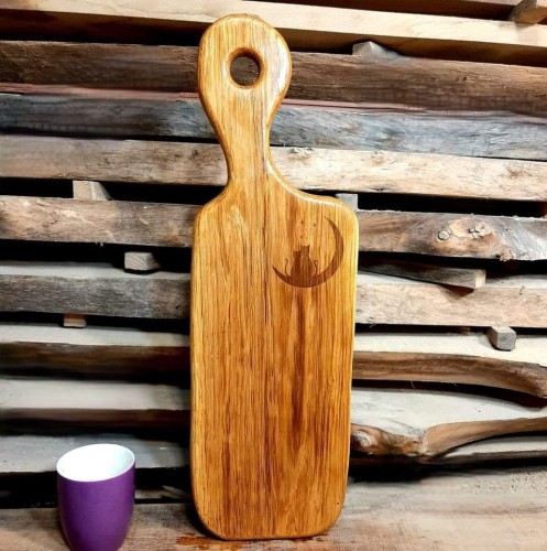 Deska drewniana do krojenia ozdobna
deska do krojenia i serwowania
deska do podawania przekąsek
deska do krojenia ozdobna
na desce jest wypalony kot