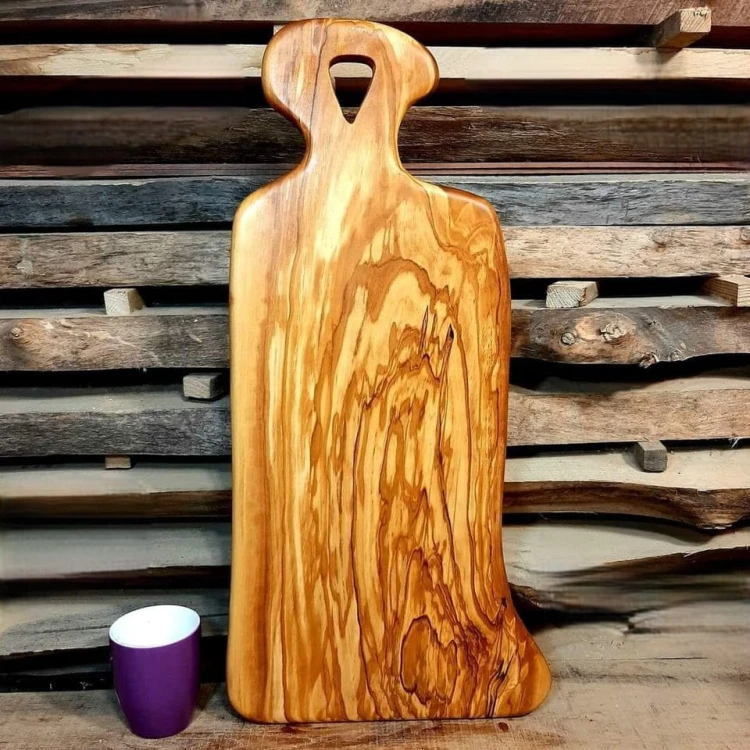 Deska drewniana do krojenia i serwowania ozdobna
deska do krojenia i podawania serów z drewna oliwnego 
deska do krojenia i podawania przekąsek drewno oliwne
deska do krojenia i podawania przystawek drewno oliwne
wymiary deski 61x30cm