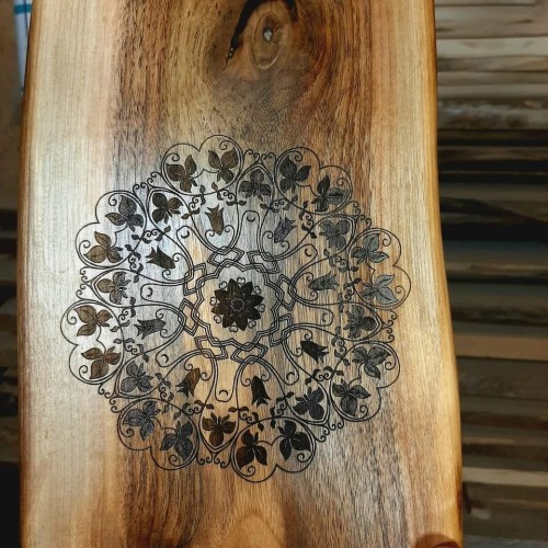 Deska drewniana do serwowania orzech włoski
deska do podawania serów ozdobna 
deska do podawania przekąsek ozdobna
deska do podawania przystawek ozdobna
deska ma wypaloną mandalę. wymiary deski 69x18