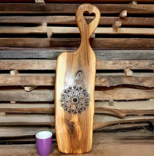 Deska drewniana do serwowania ozdobna
deska do podawania serów z orzecha włoskiego 
deska do podawania przekąsek orzech włoski
deska do podawania przystawek orzech włoski
deska ma wypaloną mandalę. wymiary deski 69x18. deska ma rączkę z otworem