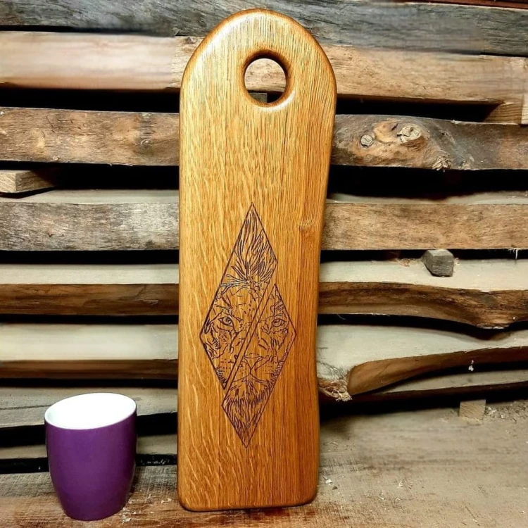 Deska drewniana do podawania serów ozdobna
deska do serwowania
deska do podawania przekąsek
deska do podawania przystawek ozdobna
na desce jest wypalony lew