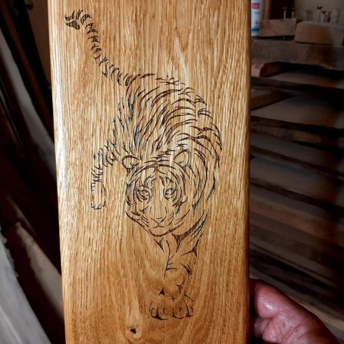 Drewniana deska do podawania serów ozdobna
deska drewniana do serwowania
drewniana deska do podawania przekąsek
drewniana deska do podawania przystawek ozdobna
na desce jest wypalony tygrys. Wymiary deski - 54x14 cm