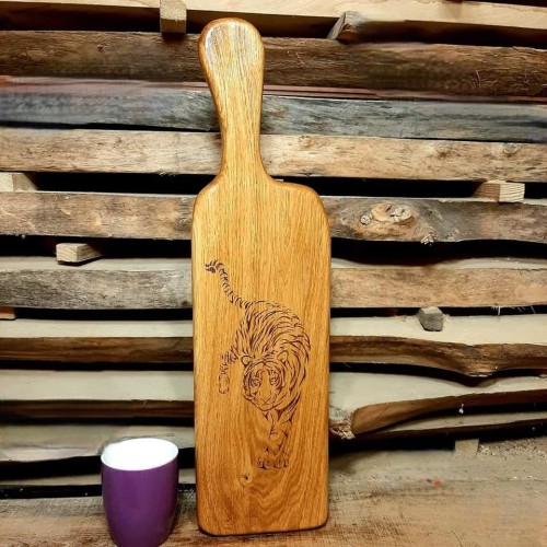 Deska drewniana do podawania serów ozdobna
deska do serwowania
deska do podawania przekąsek
deska do podawania przystawek ozdobna
na desce jest wypalony tygrys. Wymiary deski - 54x14 cm