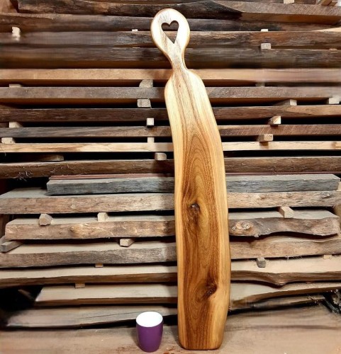 Deska drewniana do serwowania ozdobna deska do podawania serów z orzecha włoskiego deska do podawania przekąsek orzech włoski deska do podawania przystawek orzech włoski. deska ma rączkę z dziurką Wymiary deski - 99x16cm