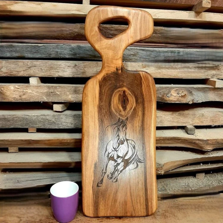 Deska drewniana do serwowania ozdobna deska do podawania serów z orzecha włoskiego deska do podawania przekąsek orzech włoski deska do podawania przystawek orzech włoski. Wymiary deski - 59x22cm