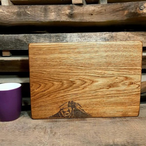 Deska drewniana do podawania serów, ozdobna deska do serwowania, deska do podawania przekąsek, deska do podawania przystawek ozdobna, na desce jest wypalony ozdobny wzór, podawane potrawy będą wyglądały jeszcze smaczniej. Wymiary deski - 21x32 cm