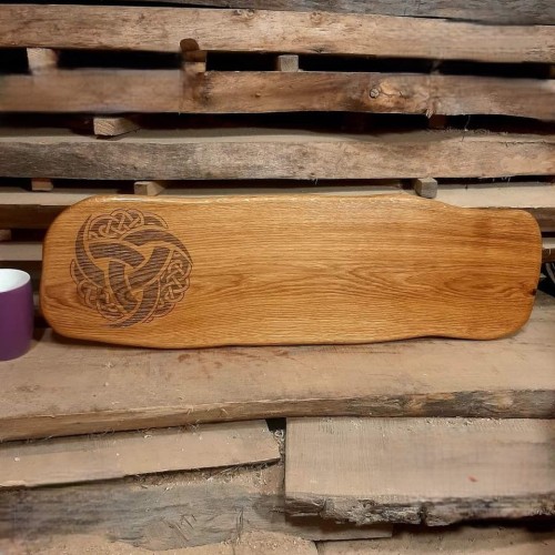 Deska drewniana do podawania serów, ozdobna deska do serwowania, deska do podawania przekąsek, deska do podawania przystawek ozdobna, na desce jest wypalony ozdobny wzór, podawane potrawy będą wyglądały jeszcze smaczniej. Wymiary deski - 20x66 cm