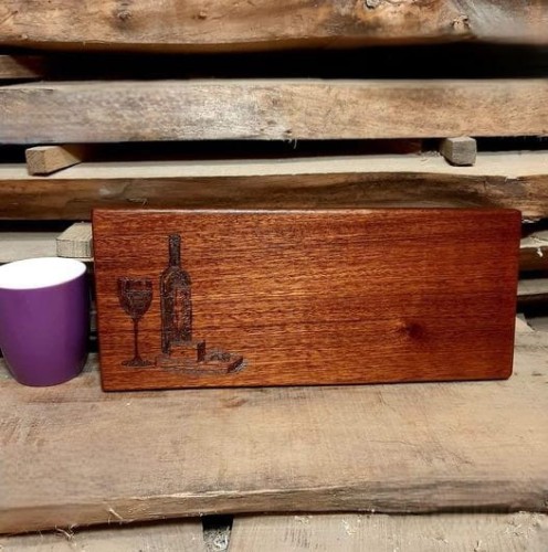 Deska drewniana do podawania serów, ozdobna deska do serwowania, deska do podawania przekąsek, deska do podawania przystawek ozdobna, na desce jest wypalony ozdobny wzór, podawane potrawy będą wyglądały jeszcze smaczniej. Wymiary deski - 15x35 cm