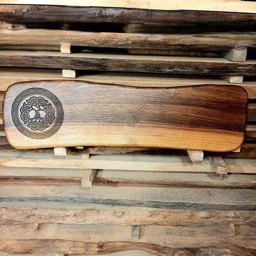 Deska do krojenia i serwowania, ozdobna deska do krojenia i podawania serów z orzecha włoskiego, deska do krojenia i  podawania przekąsek orzech włoski, deska do podawania przystawek orzech włoski. Wymiary deski - 17x60cm