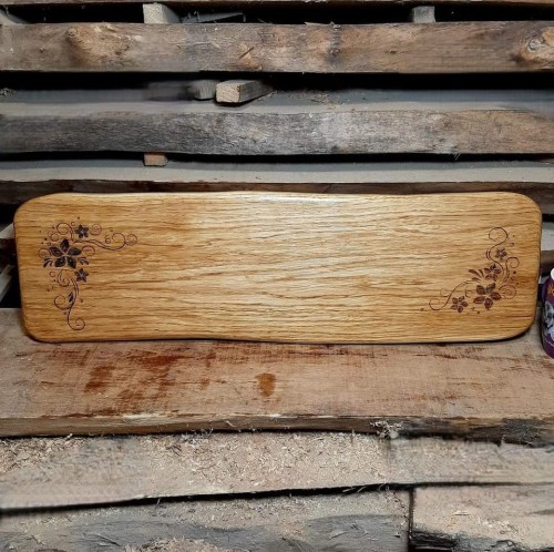 Deska drewniana do podawania serów, ozdobna deska do serwowania, deska do podawania przekąsek, deska do podawania przystawek ozdobna, na desce jest wypalony ozdobny wzór, podawane potrawy będą wyglądały jeszcze smacznie