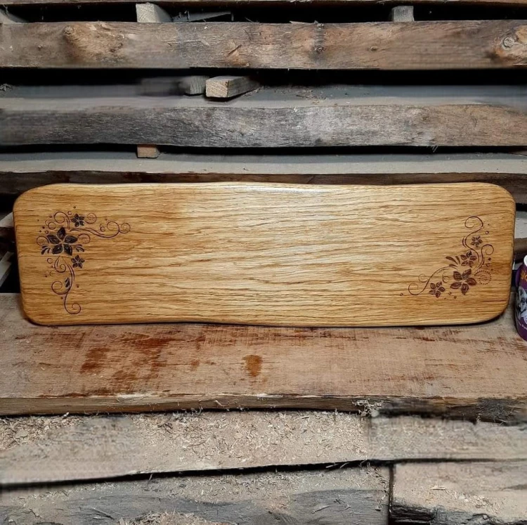 Deska drewniana do podawania serów, ozdobna deska do serwowania, deska do podawania przekąsek, deska do podawania przystawek ozdobna, na desce jest wypalony ozdobny wzór, podawane potrawy będą wyglądały jeszcze smacznie