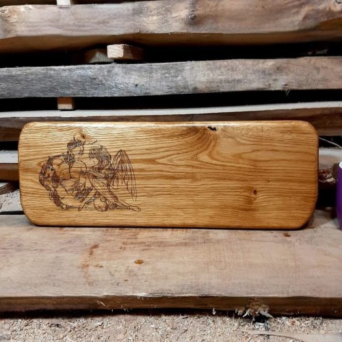 Deska drewniana do podawania serów, ozdobna deska do serwowania, deska do podawania przekąsek, deska do podawania przystawek ozdobna, na desce jest wypalony ozdobny wzór, podawane potrawy będą wyglądały jeszcze smaczniej. Wymiary deski - 15x44 cm