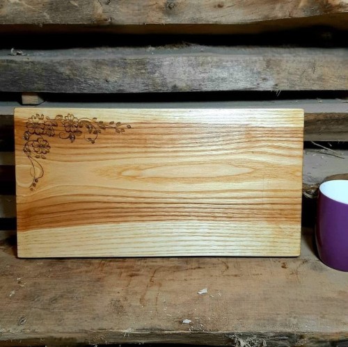 Deska drewniana do podawania serów, ozdobna deska do serwowania, deska do podawania przekąsek, deska do podawania przystawek ozdobna, na desce jest wypalony ozdobny wzór, podawane potrawy będą wyglądały jeszcze smaczniej.  Wymiary deski 19x36cm