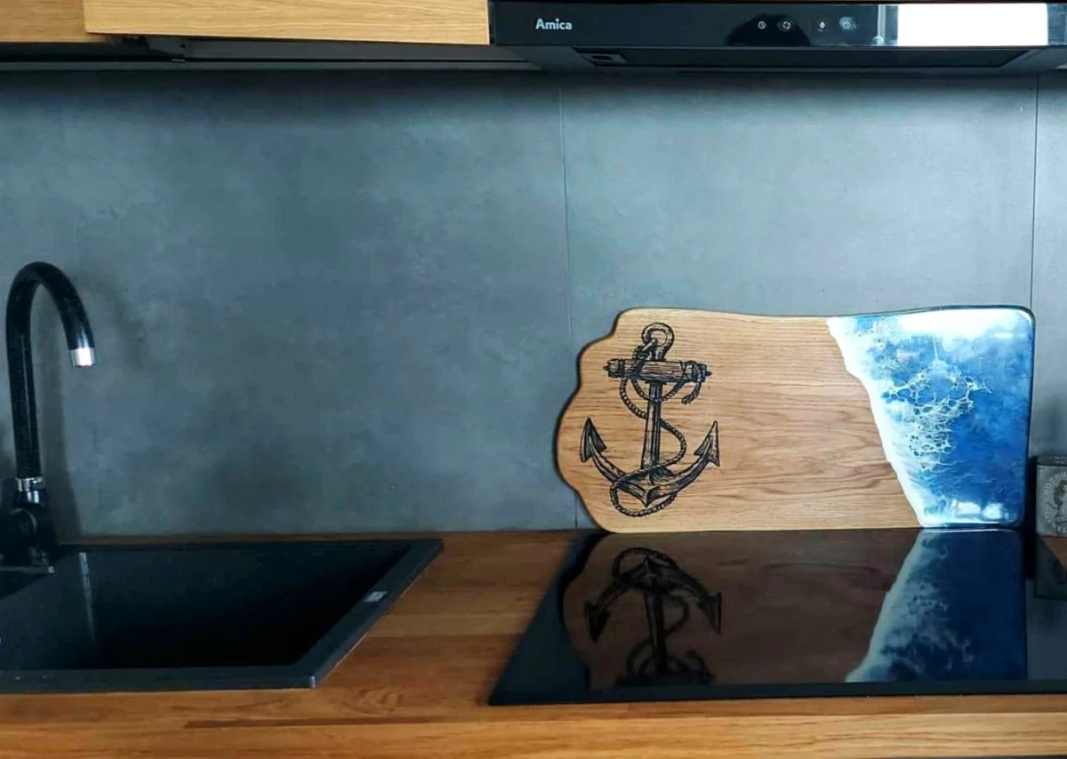 ręcznie robiona deska doserwowania przekąsek z grawerem żeglarskim i falami morskimi 