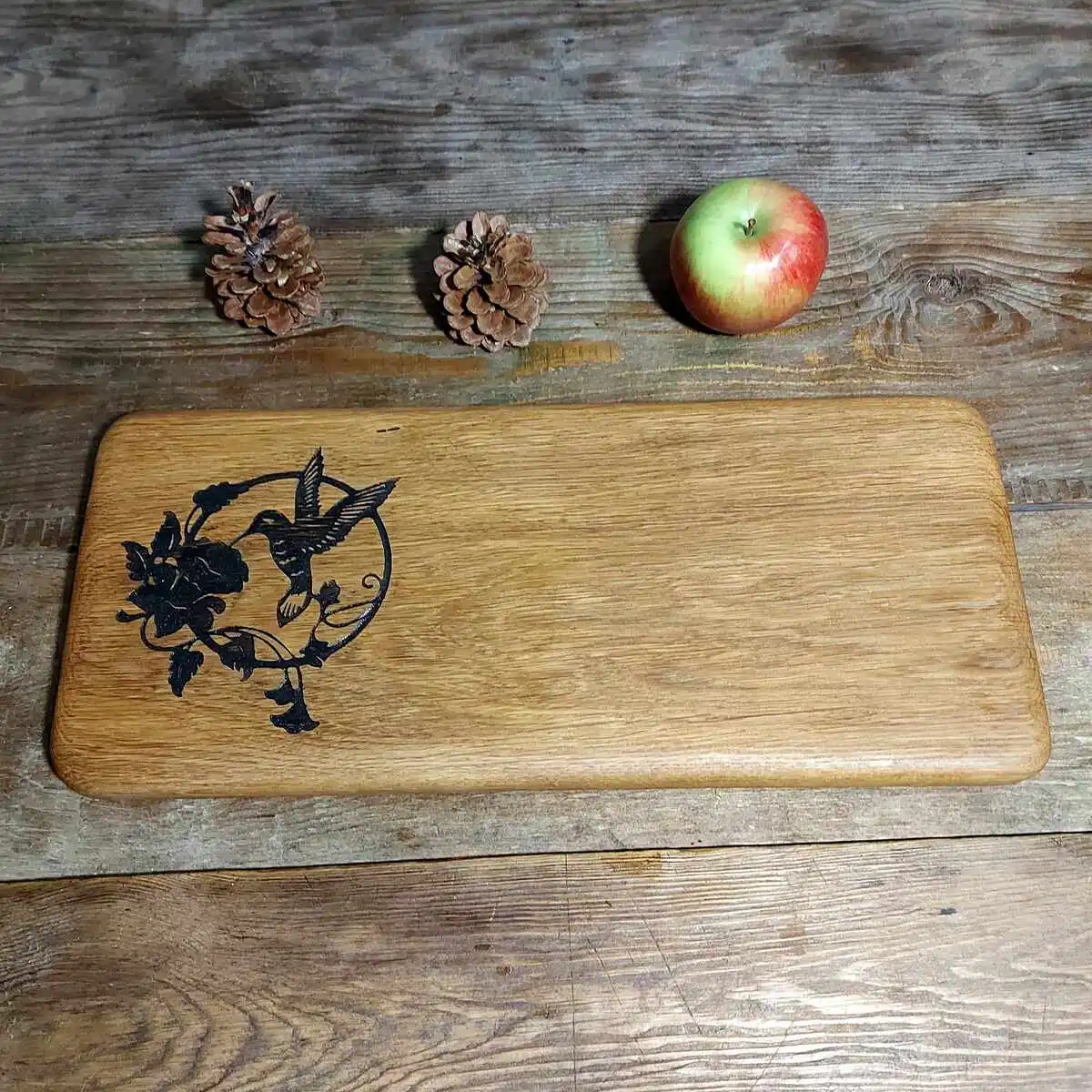 Dębowa deska do serwowania Nela Wood z grawerem kolibra spijającego nektar