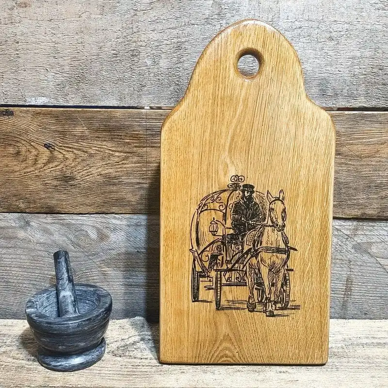 Dekoracyjna deska Nela Wood - twarde drewno z grawerem konia z karetą