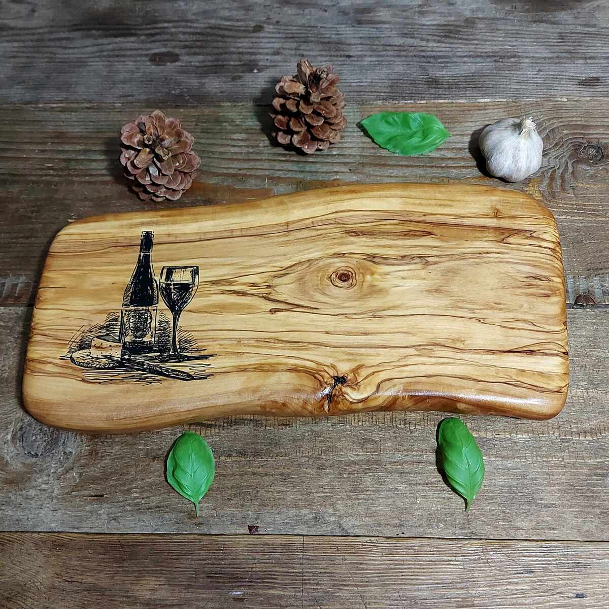 Deska z drewna oliwnego z grawerem butelki wina i kieliszka - stylowy prezent dla koneserów