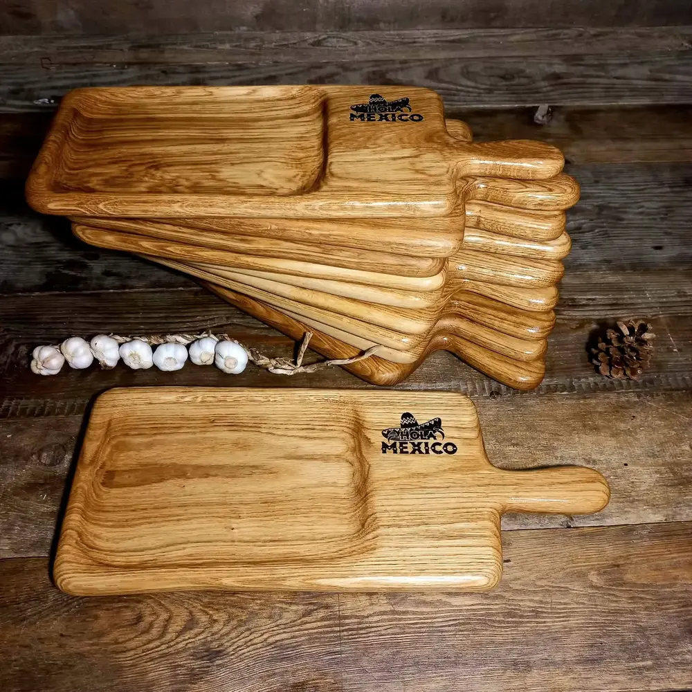 Personalizowana dębowa deska do serwowania z grawerem pasma górskiego wykonana przez Nela Wood