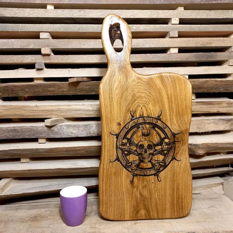 Drewniana deska do serwowania z marynistycznym grawerem koła sterowego i pirata – unikatowe akcesorium kuchenne Nela Wood