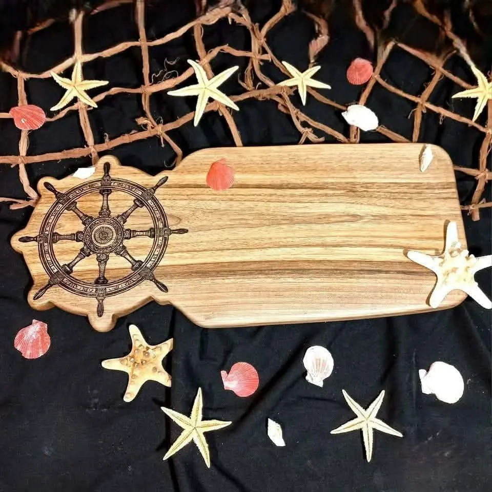 Duża deska kuchenna z orzecha włoskiego z grawerem koła sterowego