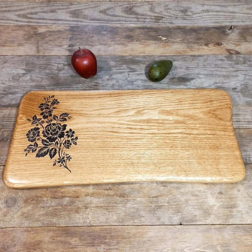 Ekskluzywna deska do serwowania Nela Wood z grawerem kwiatowym i unikalnym wykończeniem