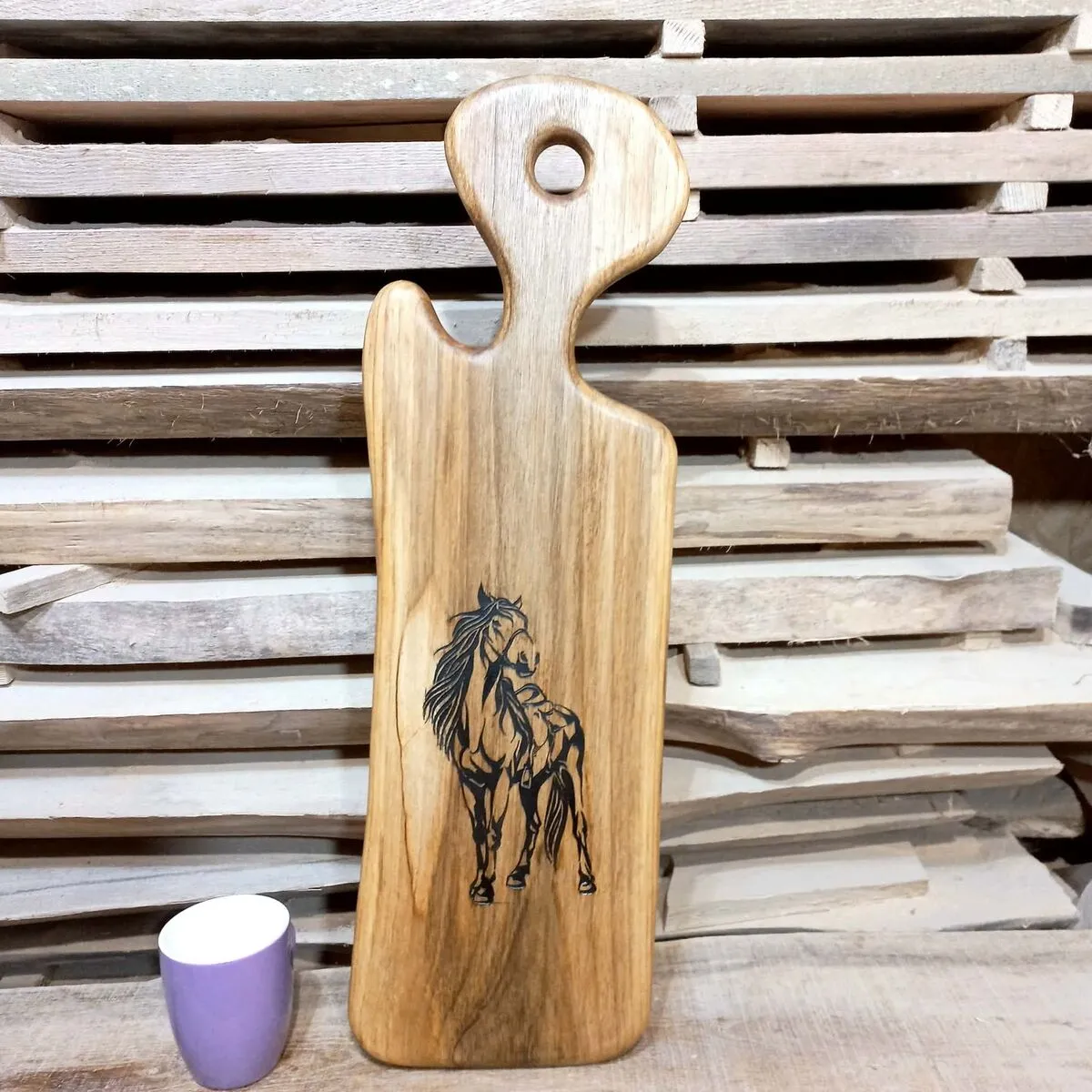 Personalizowana deska z orzecha z grawerem konia Nela Wood prezent dla jeźdźca