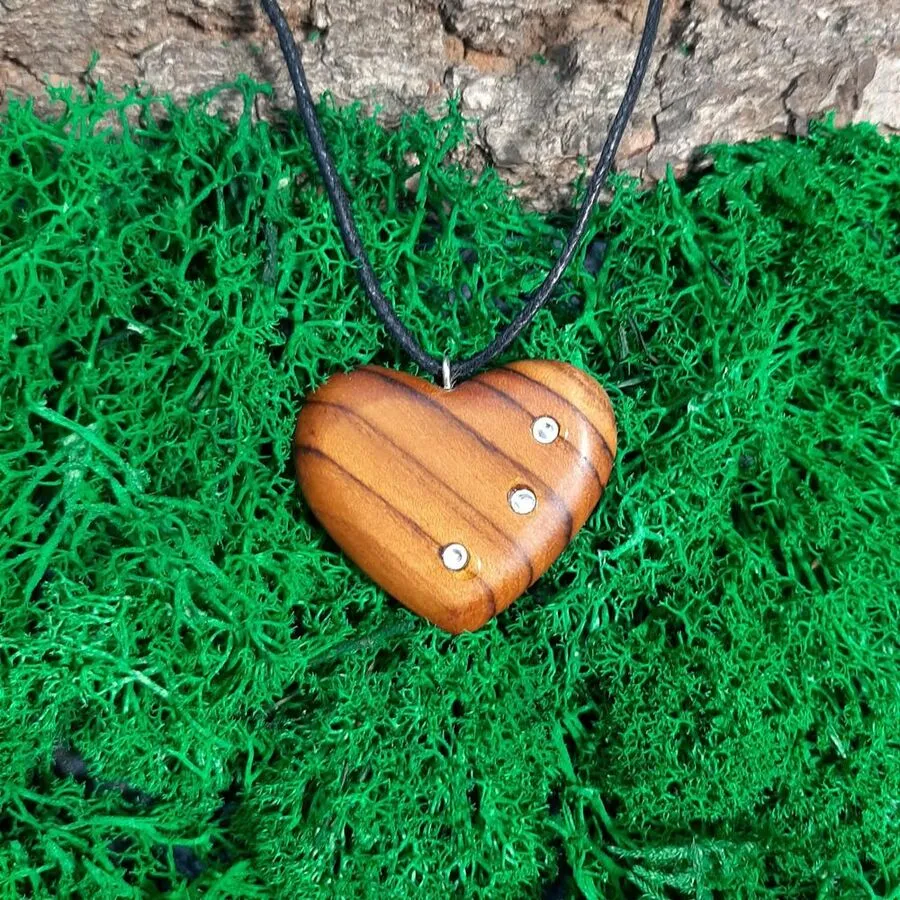 Artystyczny wisiorek w kształcie serca z drewna tekowego zdobiony kryształami Swarovskiego - biżuteria Nela Wood