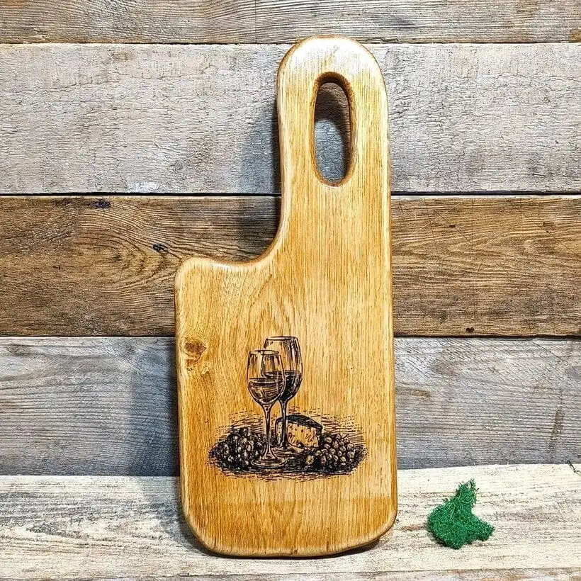 Luksusowa deska dębowa Nela Wood do podawania przekąsek (wymiary 46x19 cm) z grawerem przedstawiającym butelkę wina, kieliszek, winogrona i sery