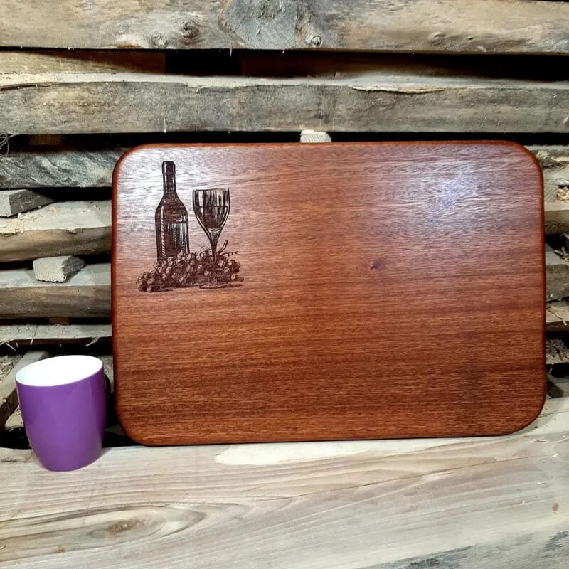 Luksusowa deska do serwowania z egzotycznego drewna Meranti Nela Wood z grawerem butelki wina, kieliszka i winogron