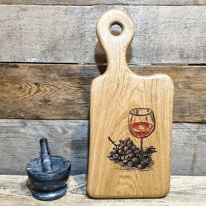 Personalizowana deska dębowa Nela Wood z grawerem wina - luksusowy prezent dla mamy na lata