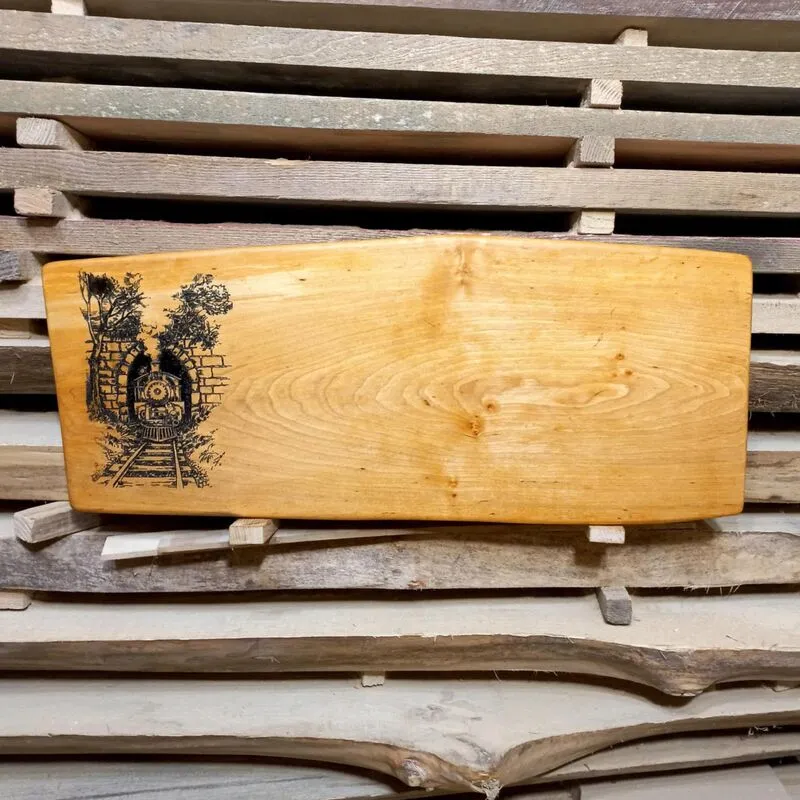 Personalizowana deska z drewna olszyny dla miłośnika kolei z grawerem lokomotywy od Nela Wood