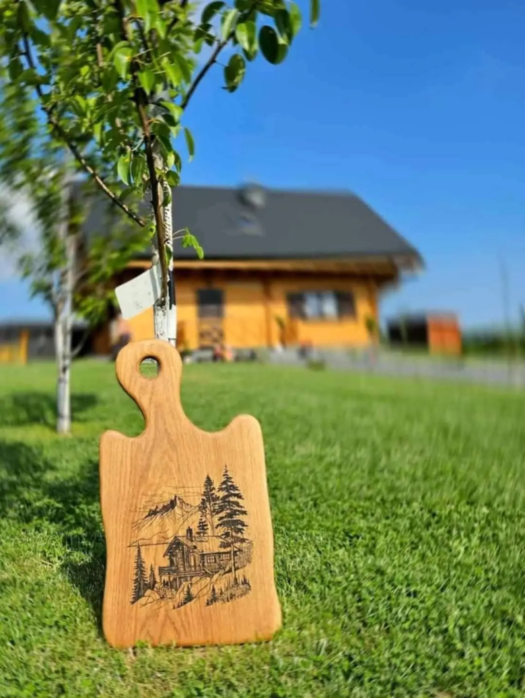 Personalizowana ozdobna deska dębowa z grawerem panoramy gór Nela Wood