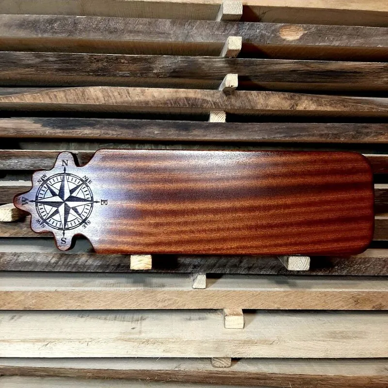 Personalizowana deska mahoniowa z grawerem róży wiatrów - prezent ślubny Nela Wood Żelechów