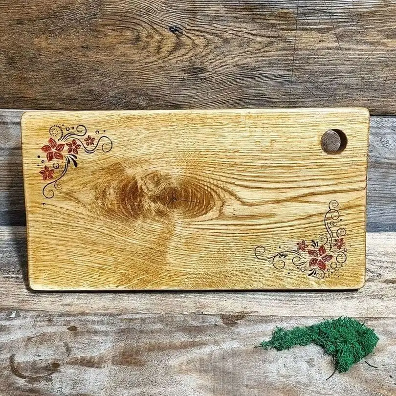 Mała deska dębowa do przekąsek z grawerem bukietu polnych kwiatów Nela Wood